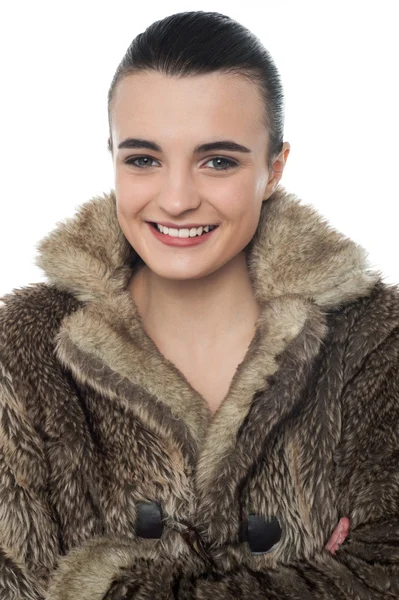 Chica joven en chaqueta de piel — Foto de Stock