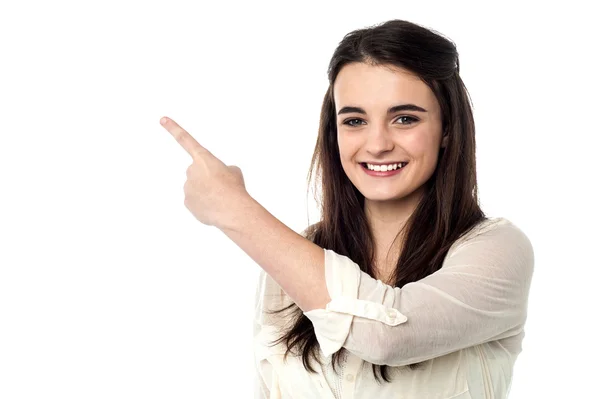 Menina apontando para espaço de cópia — Fotografia de Stock