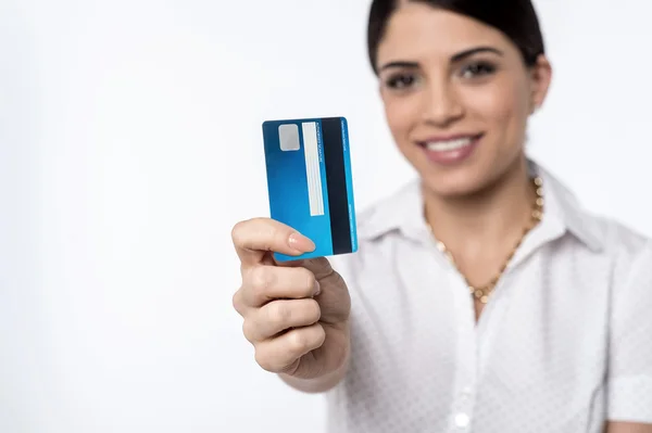 Woman showing credit card — Stock Photo, Image