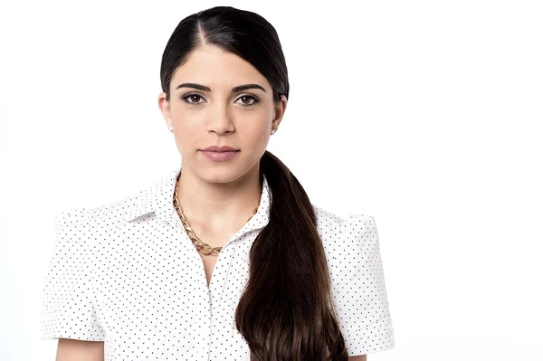 Mujer posando sobre fondo blanco — Foto de Stock