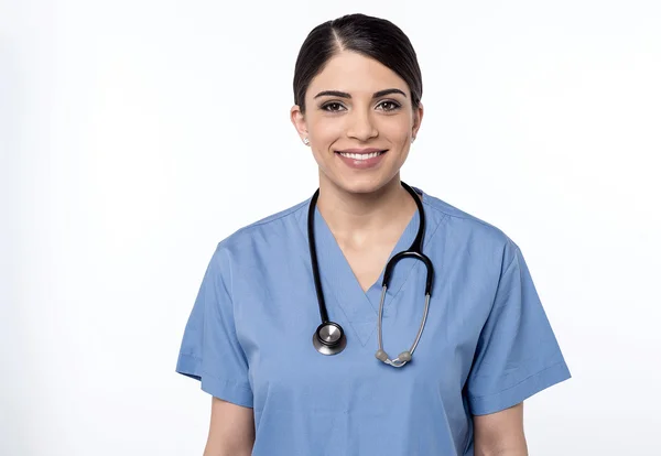 Médica feminina em fundo branco — Fotografia de Stock