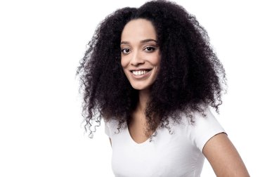 Afrikalı kadın kamera için poz