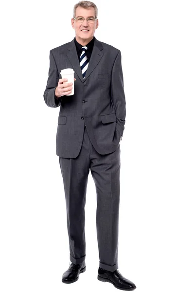Homme d'affaires avec tasse en papier — Photo