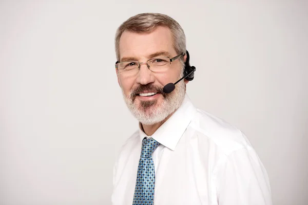 Άνθρωπος στο τηλεφωνικό κέντρο, φορώντας ακουστικά — Φωτογραφία Αρχείου
