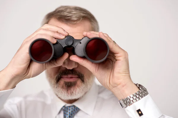 Geschäftsmann beobachtet mit Fernglas — Stockfoto