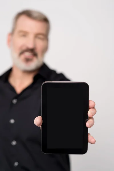 Человек отображает новый цифровой планшет — стоковое фото