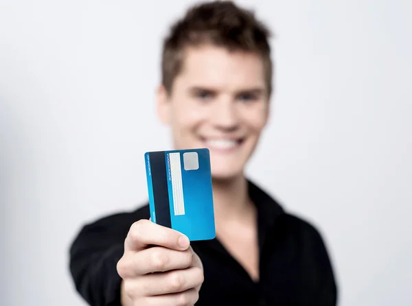 Muž ukazuje svou kreditní kartu do fotoaparátu — Stock fotografie