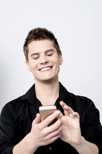 Hombre usando su teléfono inteligente — Foto de Stock