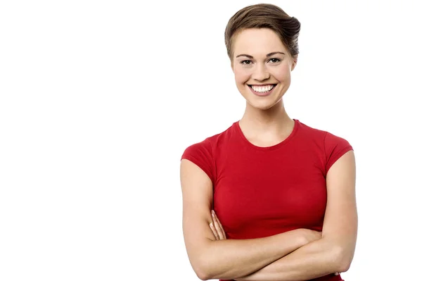 Mujer posando con los brazos cruzados — Foto de Stock