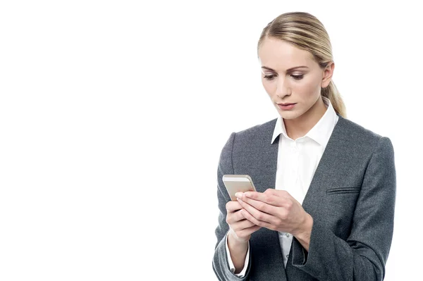 Geschäftsfrau starrt auf ihr Handy — Stockfoto