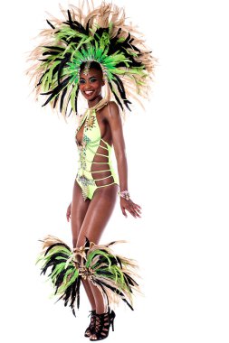 kadın giyiyor samba kostüm