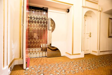 Asansör ile çelik kapı