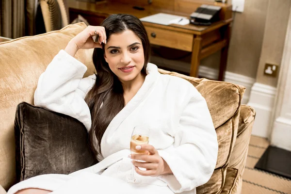 Frau mit Glas Champagner — Stockfoto