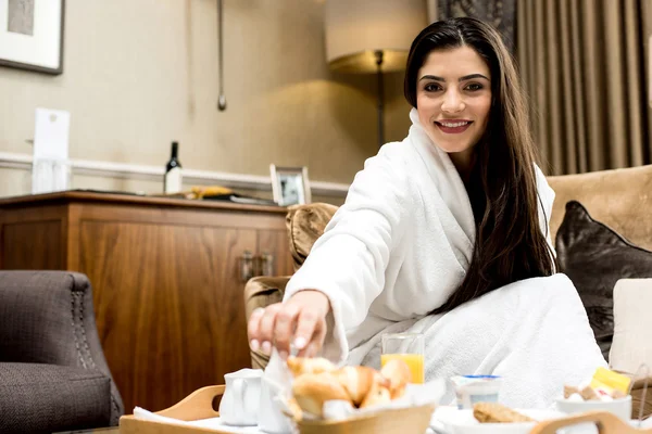 Mujer tomando bocadillos —  Fotos de Stock