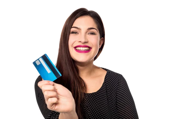 Frau zeigt ihre Kreditkarte — Stockfoto