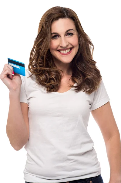 Жінка показує свою кредитну картку — стокове фото