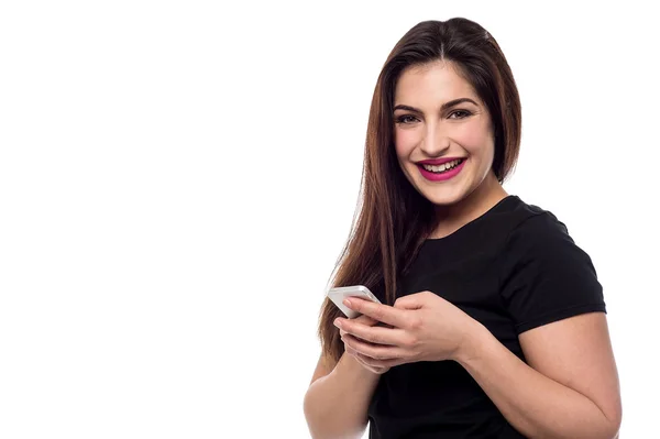 Vrouw poseren met nieuwe mobiele telefoon — Stockfoto