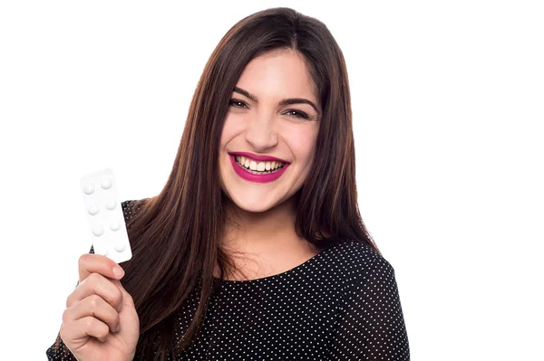 Woman showing strip of pills — Stock Photo, Image