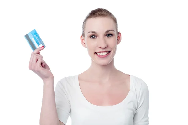 Woman showing her credit card — Stock Photo, Image