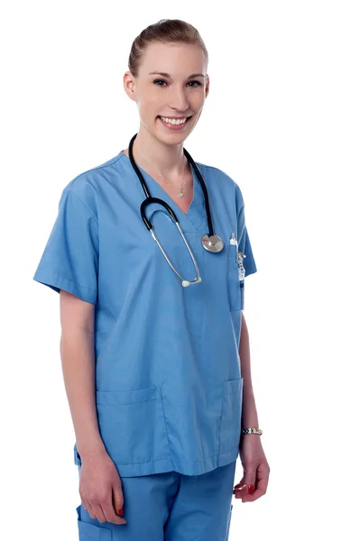 Médico femenino posando sobre fondo blanco — Foto de Stock