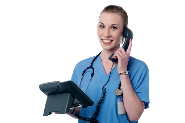 Médico feminino que atende um telefonema — Fotografia de Stock