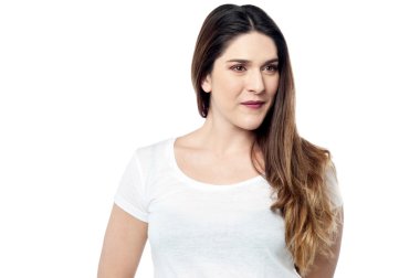 bir şey de merakla arayan kadın
