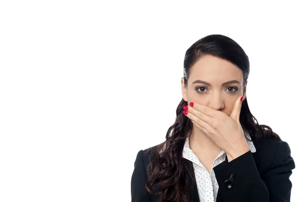 Biznes kobieta obejmujące jej usta — Zdjęcie stockowe