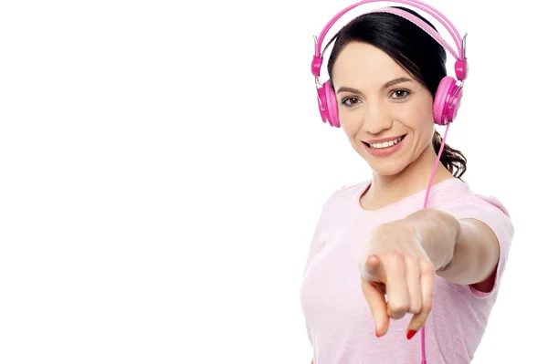 Kvinnan lyssnar musik på hörlurar — Stockfoto
