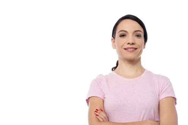 Mujer posando con los brazos cruzados — Foto de Stock