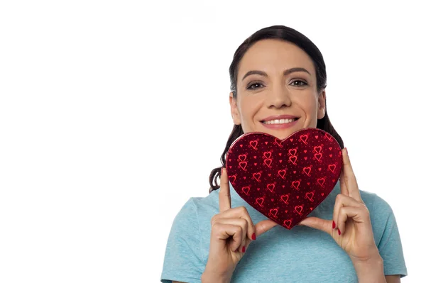 Femme posant avec boîte cadeau en forme de coeur — Photo