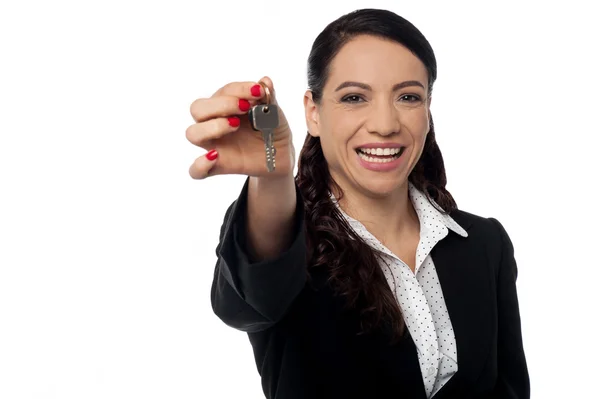 Realitní kanceláře žena nabízí klíč od domu — Stock fotografie