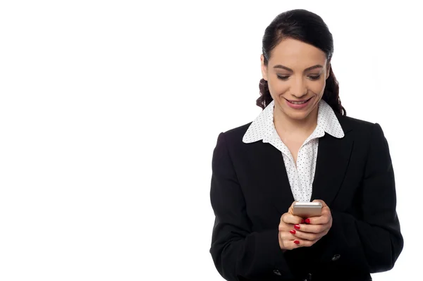 Business woman reading meddelanden — Stockfoto
