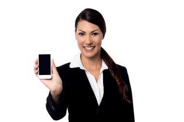 Yeni bir akıllı telefon gösterilen erkek
