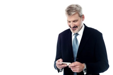 Cep telefonu video izlerken işadamı