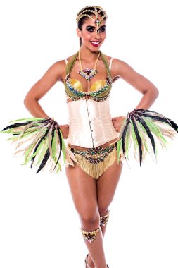 Beyaz arka plan üzerinde poz dansçı