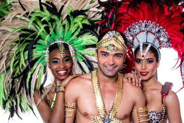 Beyaz arka plan üzerinde poz karnaval dansçılar