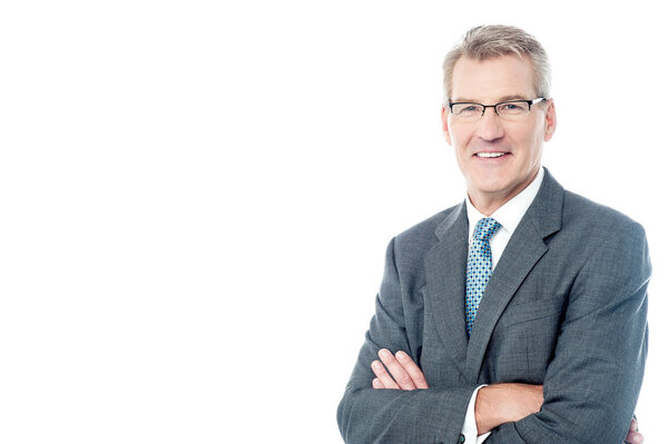 бизнесмен, позирующий со сложенными руками
