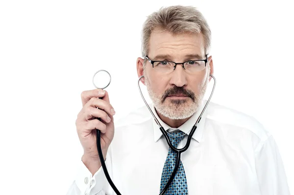 Lekarz z trzyma się jego stetoskop — Zdjęcie stockowe