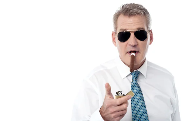 Uomo d'affari che accende un sigaro — Foto Stock