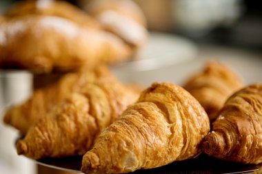 Altın kruvasan ekmek