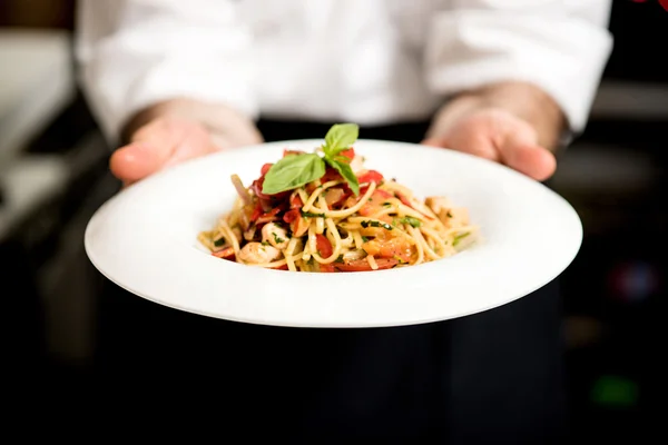 Şef holding spagetti — Stok fotoğraf