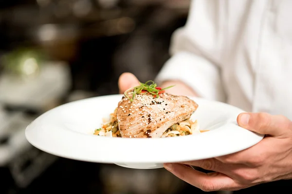 Chef-kok houden de plaat met tonijn — Stockfoto