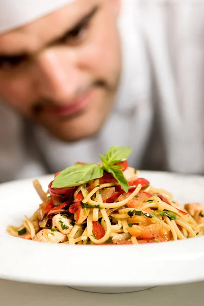 Chef-kok kijken naar vergulde spaghetti — Stockfoto