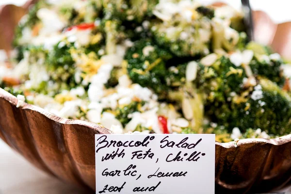 Beyaz peynir ile brokoli salatası — Stok fotoğraf
