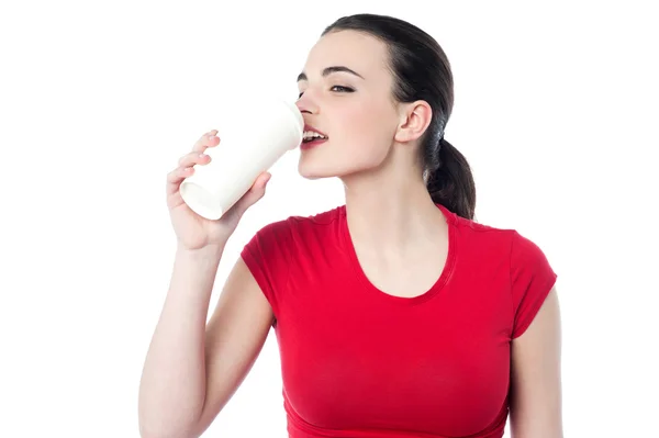 Teen girl drinking coffee — Stock Photo, Image