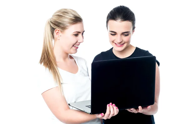 Teen girls surfing on the Internet — Stock Photo, Image