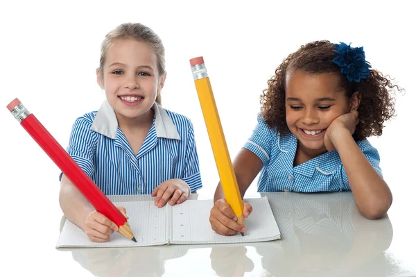 Niños anotando sus deberes —  Fotos de Stock