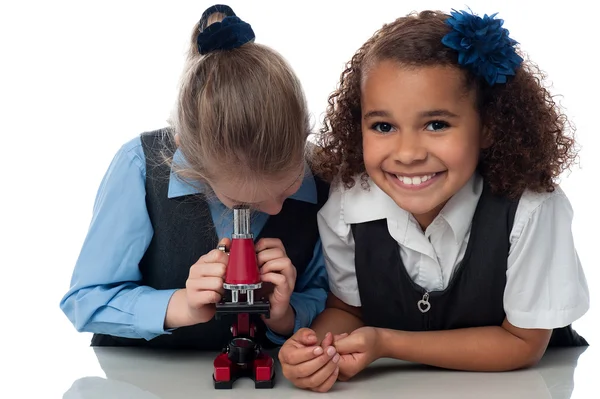 School girls working with a microscope — Stock Photo, Image