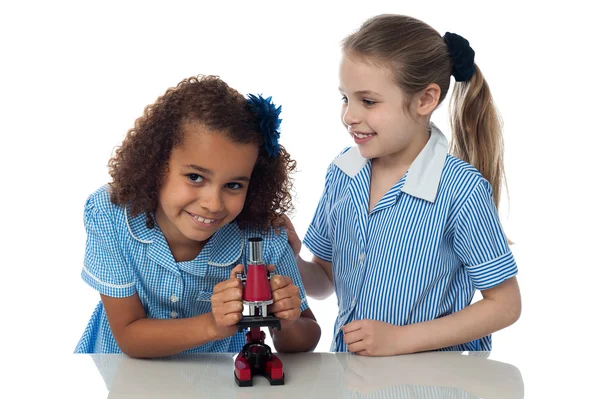 Duas meninas com microscópio — Fotografia de Stock