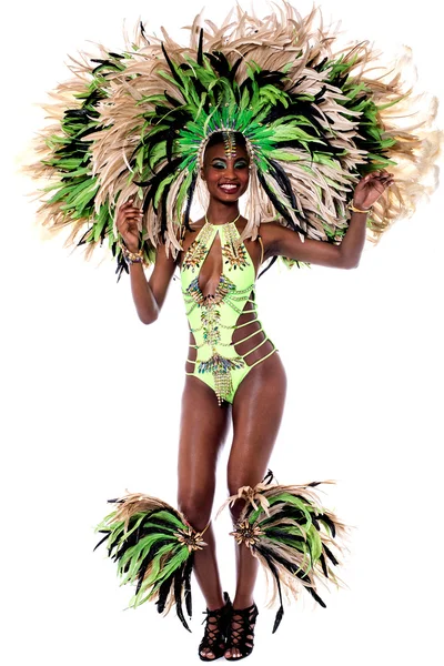 Mulher samba em um traje de carnaval — Fotografia de Stock